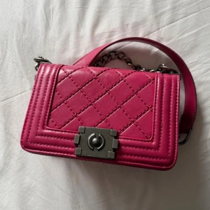 vintage shoulder bag - slitet på insidan men annars fint skick