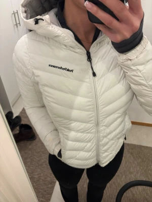 Skidjacka - Peak performance jacka vit, strl S, använd fåtal gånger när jag väl åkt skidor. Nytvättad. 