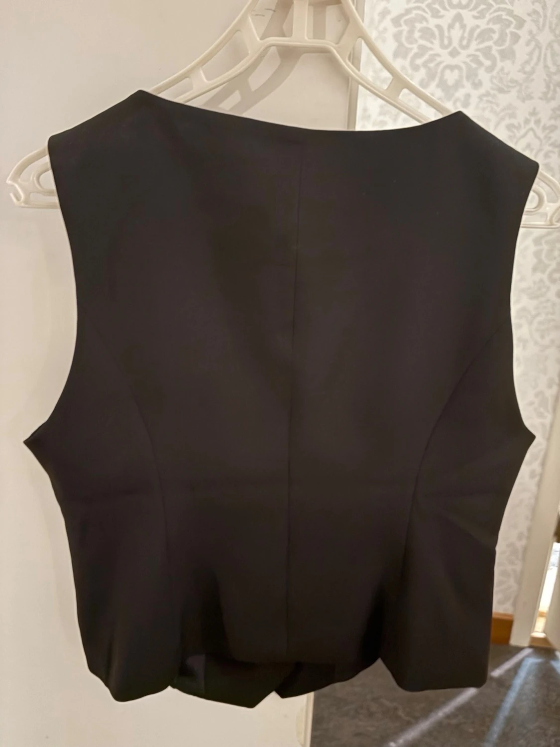 Svart väst med knappar från VILA - 2