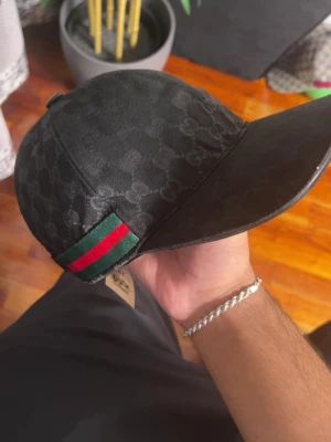 G U C C I keps/cap - Helt ny med dustbag för fler bilder kom pv. Kommer inte ta emot byte men kanske i allvarliga fall.