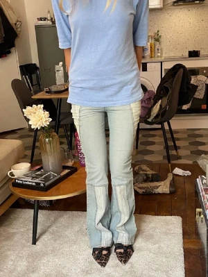 Utsvängda jeans  - Svin snygga utsvängda jeans med coolt mönster!!🩵🩵