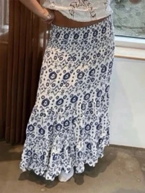 Vit långkjol med blått mönster - Säljer fin långkjol! Vet inte vart den är ifrån.