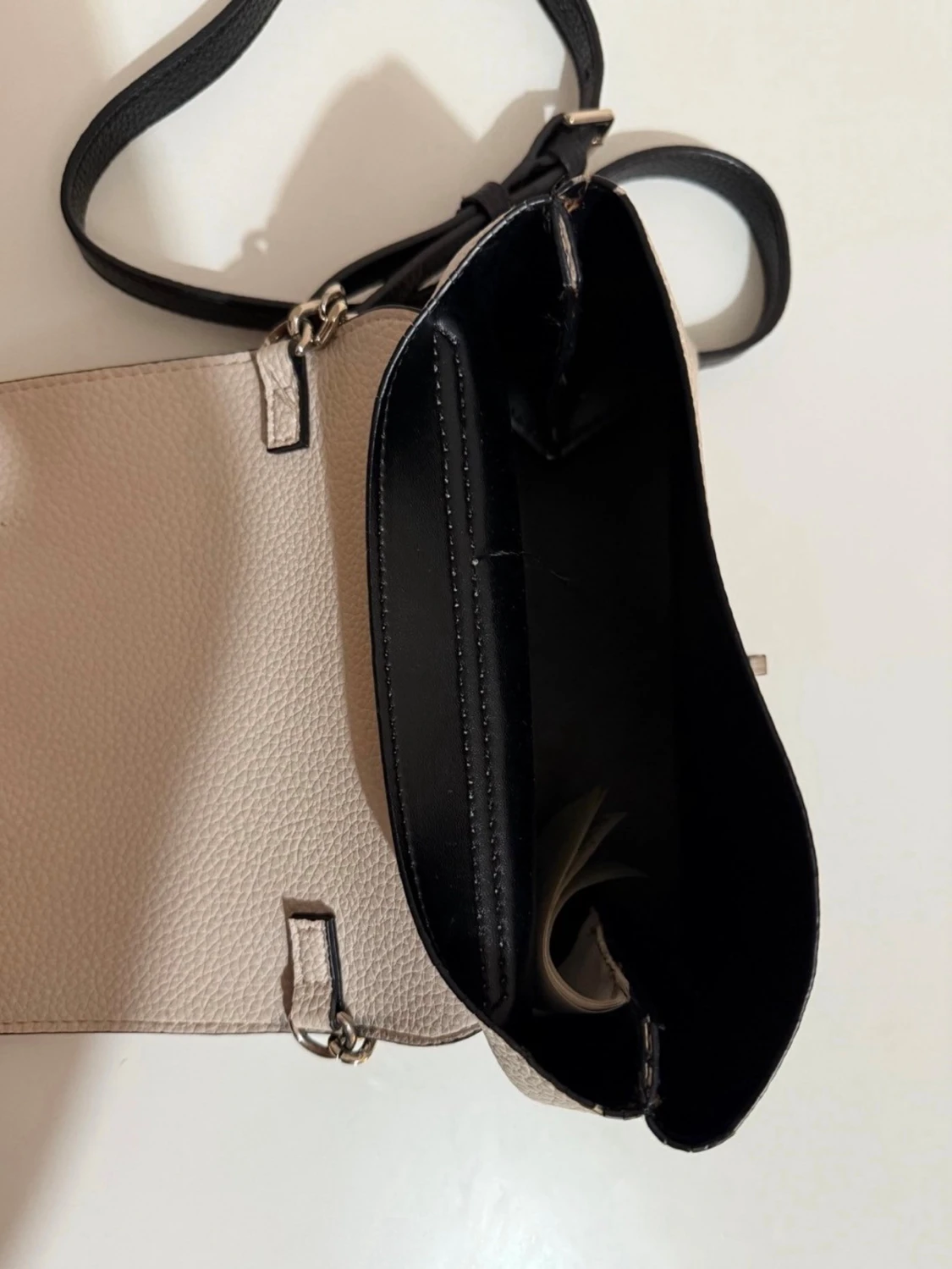 Beige axelväska från Guess - 2