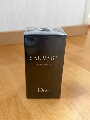 Sauvage Eau de Parfum, ny - Sauvage Eau de Parfum från Dior i oöppnad förpackning. Snygg och populär doft som passar perfekt för dig som vill sticka ut. Perfekt present eller till dig själv!