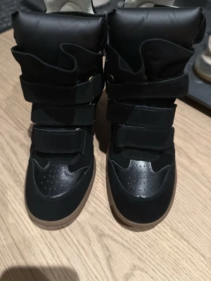 Oanvända isabel marant liknande skor - Säljer dessa Isabel Marant liknande skor. Köpta här på plick men de var för stora så därav säljer jag dom. De är helt oanvända. 