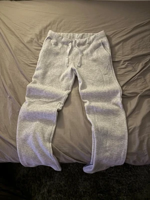 Russemerch mjukisbyxor - Gråa byxor från Russemerch. Storlek L. Helt oanvända. Hör gärna av dig vid frågor eller funderingar.