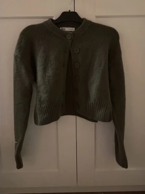 Mörkgrön kofta från Zara - Kortare kofta i en mörkgrön färg från Zara. Den har två slitsar på båda sidor 💞