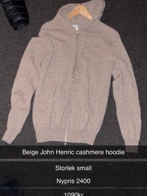 John Henric cashmere hoodie - Tjena! Säljer en beige cashmere hoodie från John Henric. Skick 9/10. Pris: 1090kr. Storlek: S. Bara att fråga om det är något!