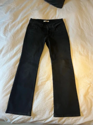 Levi’s Jeans  - Säljer mina lågmidjade jeans från Levi’s, då de inte används längre. Jeansens modell är ”Superlow Boot” och storleken är W28/L30. Jeansen är varsamt använda och köpte de för 599kr men säljer för 200kr. 