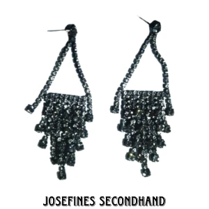 Glitter örhängen - Mörkgrått glittriga örhängen från Glitter. Skickas med brev, frakt 15 kr. Fri frakt med köp av 3 eller fler smycken/smink prylar