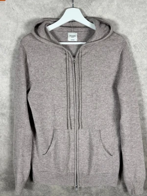 John Henric Kashmirhoodie Beige | S - Snygg ziphoodie från John Henric i beige färg och i 100% kashmir! Grymt skick! Hör av er vid funderingar 🙌