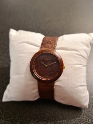 Tissot klocka woodwatch (vintage) - Säljer en Tissot woodwatch i bra skick.
