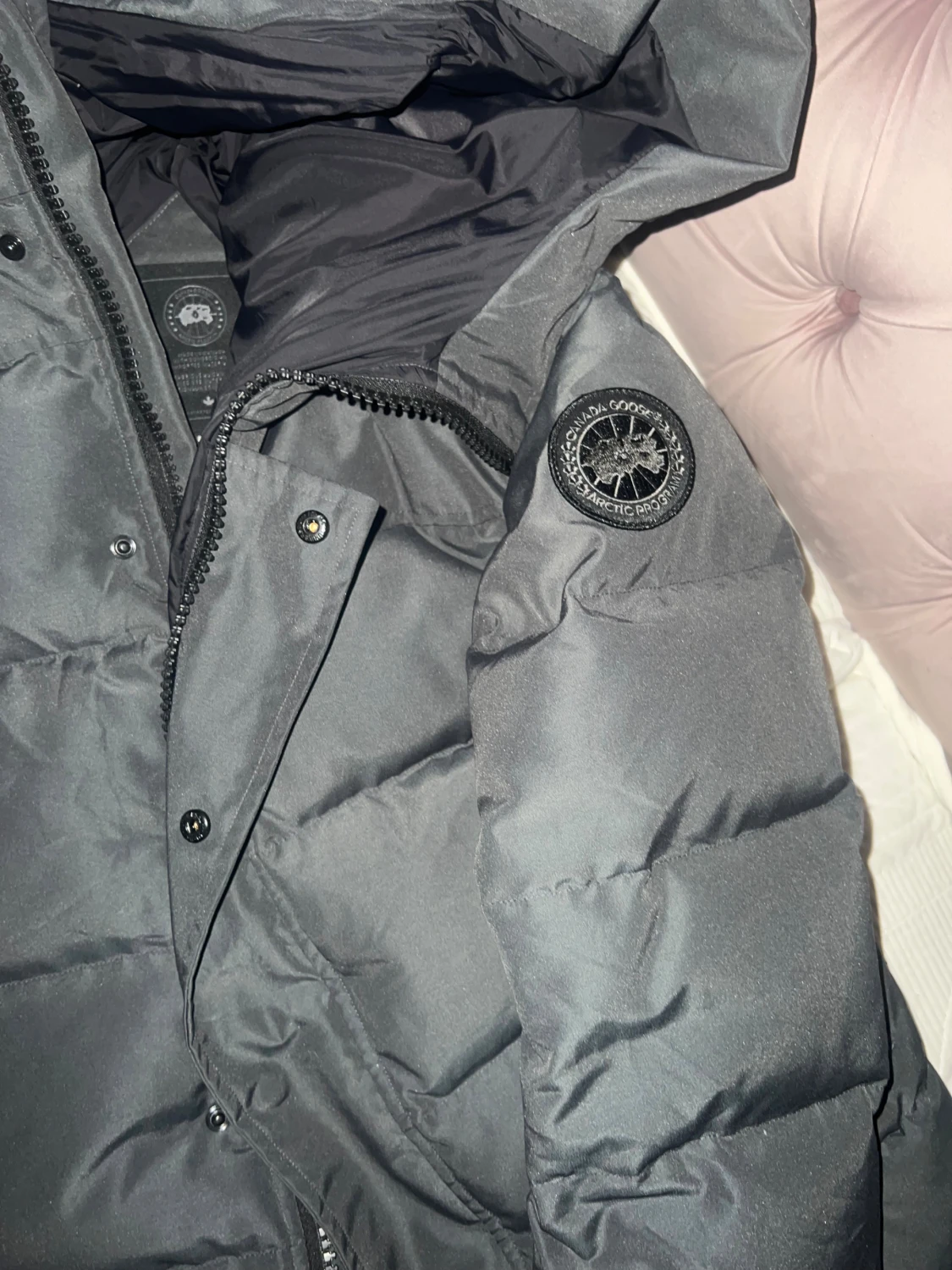 Grå pufferjacka från Canada Goose med scan och är jätte varm passar storlek M men även L  - 4