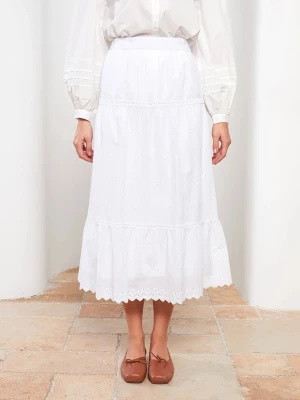 Vit långkjol med broderade detaljer - Superfin vit långkjol i bomull med broderade små blommor och volangkant nertill. Storlek: 36 (S). Mycket bra skick. Köpt för 299kr, säljer endast för 169kr