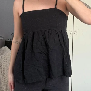 Svart top - En svart topp från Bikbok i storlek M, foder 100% bomull yttertyg 55% lin 45% viskos 