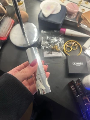 CAIA Cosmetics Foundation Stick 50W - Foundation stick från CAIA Cosmetics i nyansen 50W. Kommer i en snygg silverfärgad hylsa med vit text. Krämig formula som är lätt att applicera direkt på huden och ger en jämn finish. Perfekt att ha i väskan för touch-ups under dagen.