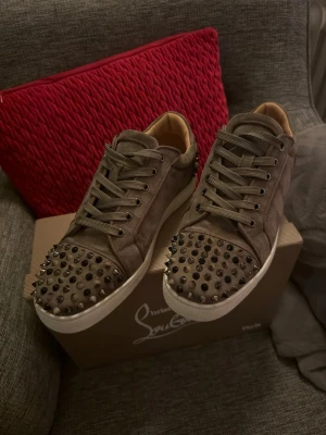 Brun/gråa Christian Louboutin - Säljer dessa riktigt feta med nitar på både tån och hälen. Modellen är Seavaste 2 Orlato Flat med suede. Knappt använda, och i superbra skick. Väldigt sällsynt modell. Storlek 42,5. Allt OG finns! Hör av er vid eventuella frågor eller funderingar 😇
