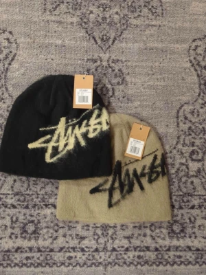 2 Stüssy mössor - Säljer min mössa från Stüssy, skriv vid frågor, priset är förhandlingsbart vid snabbaffär och kan skicka direkt efter köpet, passar både män och kvinnor 😊  Selling my beanie from Stüssy, the price is negotiable during quick deal and I can deliver immediately after the purchase, suits both men and women 😊