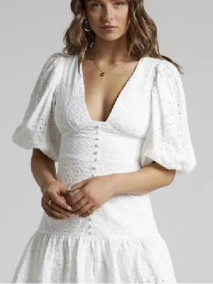 SÖKER showpo klänning - Letar efter denhär klänningen till studenten, kontakta mig om ni säljer en eller någon liknande!🥰