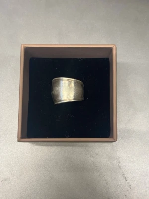 Silverring - Handgjord ring i silver, skapad av återvunna gamla bestick. Varje ring är unik med sin egen form och karaktär. Tidlös, slitstark och perfekt som en personlig detalj till vardags.🩶