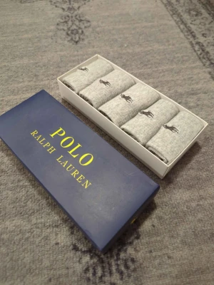 Polo Ralph Lauren strumpor - Säljer helt nya strumpor från Ralph Lauren, skriv vid frågor, priset är förhandlingsbart och kan skicka direkt efter köpet. Passar både män och kvinnor ☺