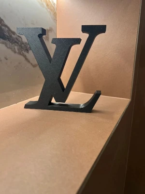 Prydnad  - Prydnad i hårdplast ! 21 cm hög , tjocka bokstäver 