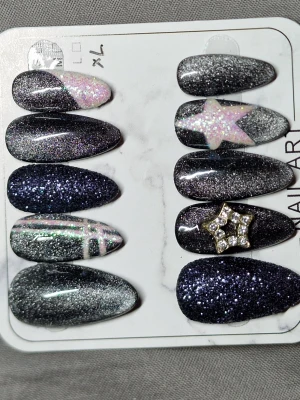 Press on naglar - Handgjorda nagel set bra kvalitet och fina. Man får med rengöring beskrivning o de man behöver för att applicera naglarna❤️ storlek XL