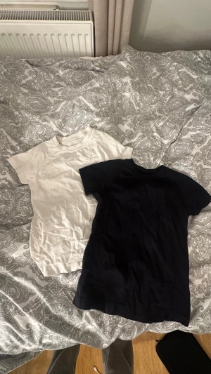 Tränings t shirt - Två tighta tränings T-shirtar från shein. Storlek S men skulle säga att de är små i storleken så passar xs. Svart och vit.