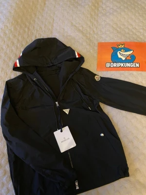 Svart Moncler Vindjacka - Svart Moncler vindjacka i storlek 2/M.
