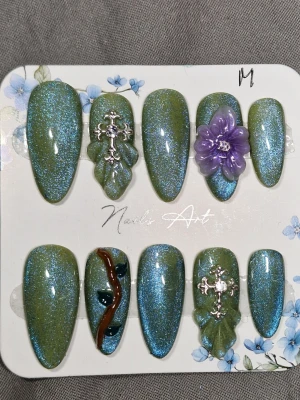 Press on naglar  - Handgjorda nagel set bra kvalitet och fina. Man får med rengöring beskrivning o de man behöver för att applicera naglarna❤️ storlek M