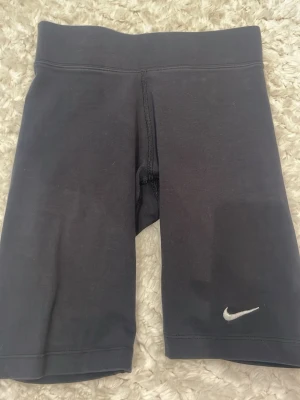 Svarta Nike tajta shorts - Svarta fina Nike shortsen som är tajta. Har använt några gånger men bra skick 