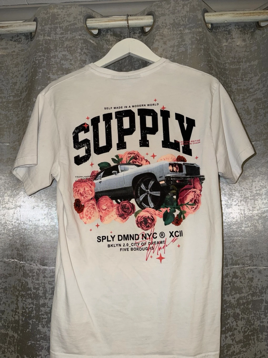 Vit SUPPLY t-shirt med bil och rosor