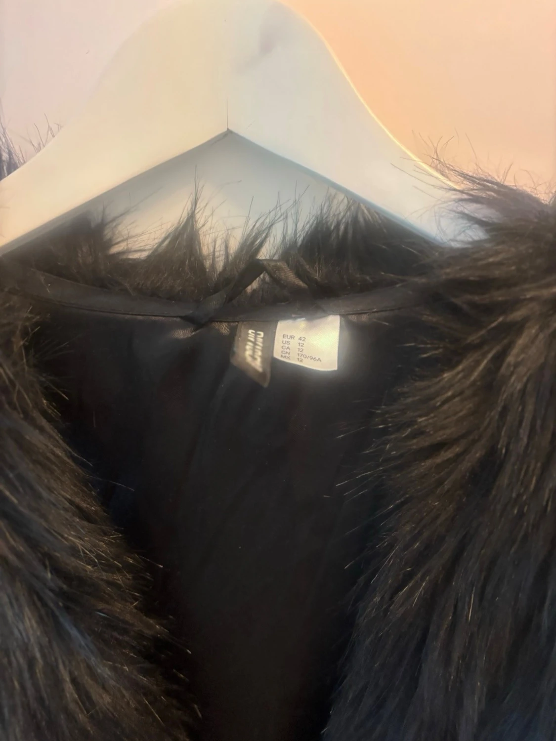 Svart pälsväst från H&M, strl 42 - 1