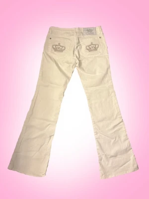 Vita Victoria Beckham Bootcut Jeans - Vita lågmidjade bootcut jeans från Victoria Beckham. Själv köpt de secondhand så vet ej hur använda de är men de är i bra skick. Endast testat de själv💕   Övrig information: -fraktar torsdagar, fredagar och lördagar -jag står inte för fraktens slarv -priset går alltid att diskuteras via dm -skriv privat för övriga frågor eller om du vill ha fler bilder, svarar snabbt