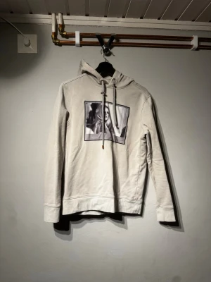 Limitato hoodie. - Limitato hoodie i storlek xs. Bra skick med tecken på användning som te.x saknar knoppen på högra snöret. Grå/beige färg.