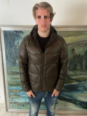 Herno Vinterjacka - Säljer nu en Herno jacka🧥                                                              Storlek: M/L, Skick: 9/10, Vårat pris: 1899kr. Skriv vid minsta fråga, Fraktar alltid inom 24h efter köp📦