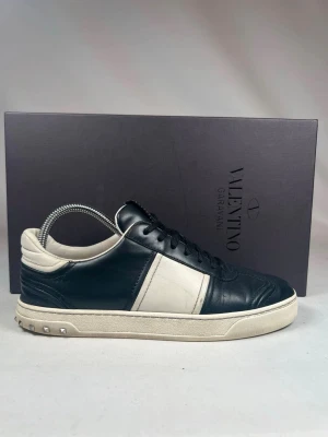 Valentino flycrews - Sjuka Valentino’s till ett galet pris. Allt kommer med, lådan, dustbag, extra par skosnören och kvitto!! Skorna är köpta i  Amsterdam då jag fick dem av en nederländsk kompis som present. Skicket är riktigt bra som ni ser på bilden, storleken är 41,5 men kan avrundas upp och ner. Startpris börjar på 2999 men kan diskuteras 