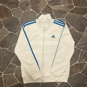Adidas Gym Tröja - En mycket fin gym tröja ifrån Adidas. Tröjan har inga defekter därmed i fint skick. Passar fint i storlek säljs pga ingen användning.  Priset kan diskuteras!