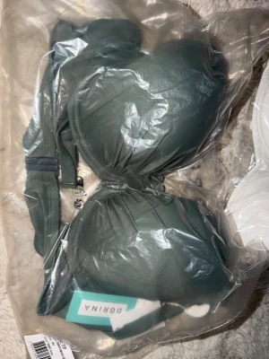 Grön bikiniöverdel från Dorina - Snygg grön bikiniöverdel från Dorina med vadderade kupor och justerbara axelband. Enkel och stilren design som passar perfekt till sommaren. Materialet känns mjukt och följsamt mot huden.