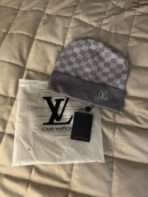 Grå mössa - Exklusiv grå mössa i helt nytt skick.