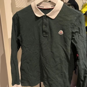 Moncler pike - Bra skick, den är äkta. Passar någon som är runt 160 cm.