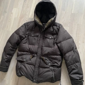  CP Company Jacka - Säljer en olivgrön jacka från C.P. Company. Sparsamt använd 8/10. Storlek M/L Kan tänka mig att byta mot något annat snyggt. Används inte då jag bor i Spanien. Priset kan diskuteras.Nypris ca 9000:-