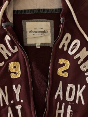 Snygg 2000s Abercrombie and Fitch jacka! - Väldigt sällsynt och finns inte att hitta så lätt! Passar till allt som ett par  långmidjade jeans. 