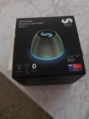 Spin Remote SDC-1 Seamless Device Controller - Spin Remote SDC-1 är en innovativ universalfjärrkontroll som styr dina enheter via IR, Wi-Fi och Bluetooth. Enkel att använda med app, prisbelönt design och passar perfekt för smarta hem. Produkten är i nyskick i originalförpackning.