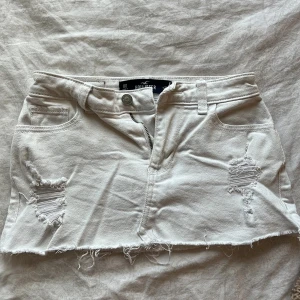 Vit jeanskjol från Hollister - Vit jeanskjol från Hollister. Den är lågmidjad och har snygga slitningar💓lånade bilder men det är exakt samma kjol som jag köpte här på plick fast den passade inte mig💞