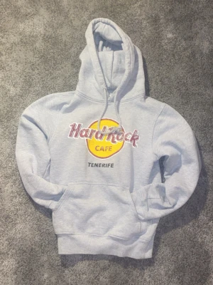 Vintage Hoodie - Säljer en fet hoodie från Hard rock café står storlek S men passar mycket bättre i XS 