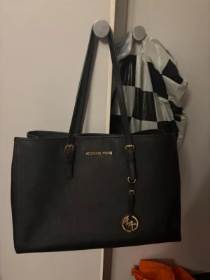 Svart Michael Kors axelväska - Svarta väska från Michael Kors.