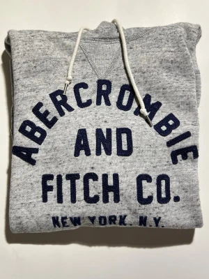 Abercrombie & Fitch hoodie - Säljer denna stilrena Abercrombie & Fitch hoodie i grym kvalité! | Skicket är som ny. | Storlek XS men sitter som en S. | Vid funderingar är det bara att höra av sig!🤝 (Pris kan diskuteras!)