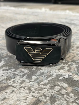 Läderbälte med automatiskt spänne – justerbar längd  - 📏 Storlekar: 130 cm & 135 cm Kan enkelt klippas i änden för perfekt passform.  🧵 Design: • Texturerat läder för en klassisk look • Slät läderfinish för en stilren, minimalistisk känsla (Bilder kan skickas vid intresse)  🔒 Automatiskt spänne: Smidigt klicksystem på insidan som sitter stadigt och enkelt justeras. Ger ett elegant och minimalistiskt uttryck.  🎨 Välj din logga: Flera loggor finns – välj din favorit. kolla min profil för alla alternativ 😊  📦 Snabb leverans 💬 Frågor? Hör av dig!