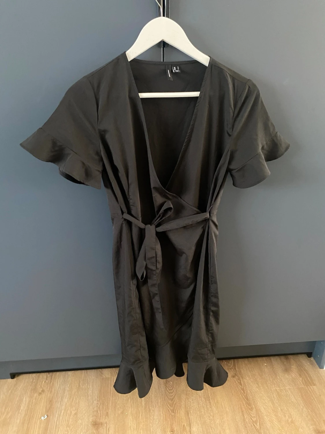 Svart omlottklänning